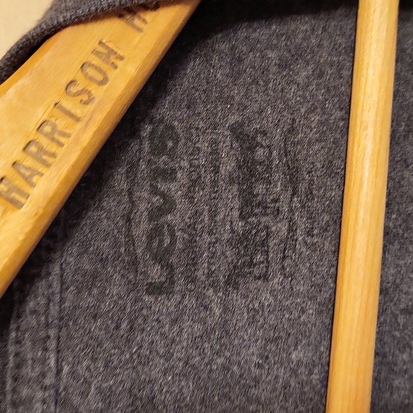 Levi's. Graphic tee. V neck, charcoal w raven print. Mens L - Picture 4 of 4